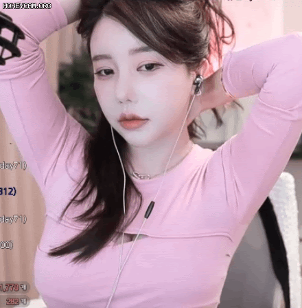 가슴에 구멍난 핑크상의 머리묶는 BJ 지유