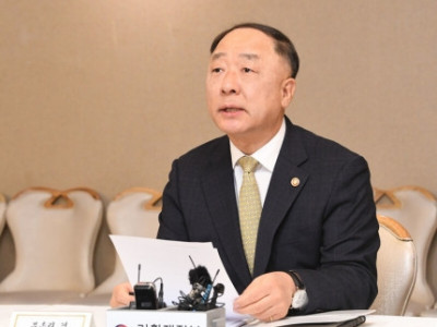 홍남기 “집값 하락 더 빨라질 것… 정책도 하향조정 기조 유지”