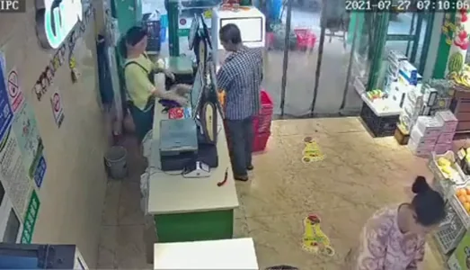중국에서 사람이 쓰러진다면..GIF