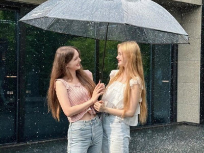 강원도 해수욕장 휘어잡은 외국인 누나들.jpg