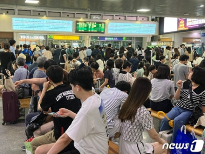 집에 언제 가나…'물폭탄 여파' 열차 멈추자 발 묶인 시민들