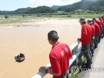 해병대에서 구명조끼 없이 실종자 수색 작업 시킴