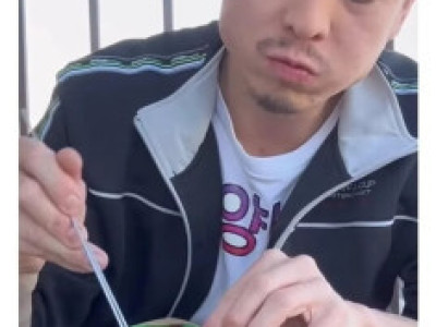 베란다에서 한식 풀코스로 차려먹는 일본 아저씨.jpg