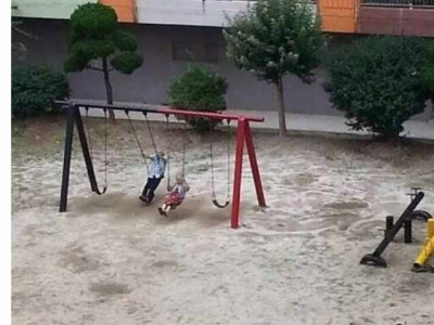 한국 놀이터 커플..JPG