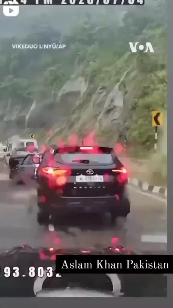 장마철 산길이 위험한 이유 ㄷㄷ.GIF