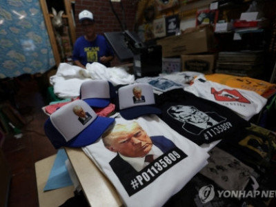 트럼프 '머그샷 굿즈' 팔아 돈방석…100억원 단숨에 모금