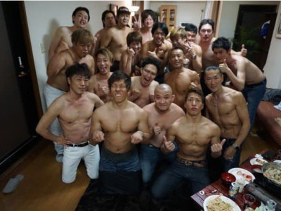 AV 배우 단체로 가슴 깐 사진