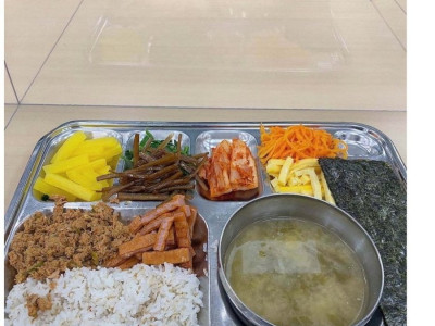 점심메뉴로 김밥이 나온 중소기업