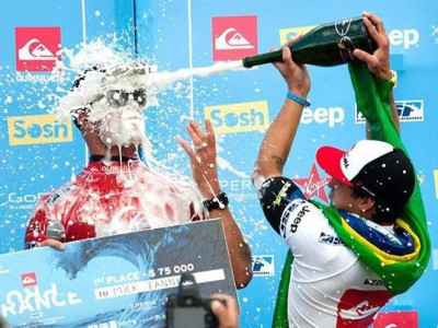 우승자를 축해해주는 준우승자