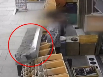머리 위로 떨어질 뻔…세운상가 83㎏ 외벽 붕괴 CCTV 보니