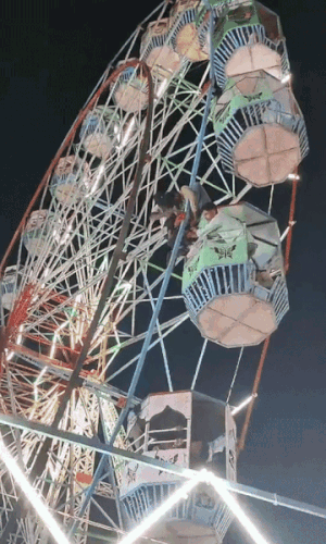 놀이공원 대관람차에 머리카락 끼인 여성, 7.6m 상공서 '비명'[영상]