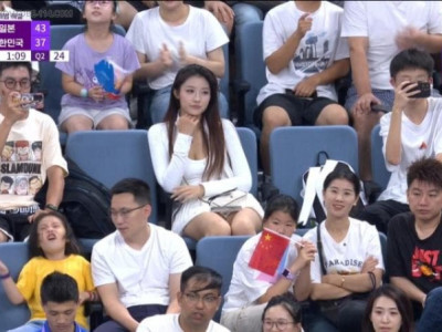 관중석 미녀.jpg