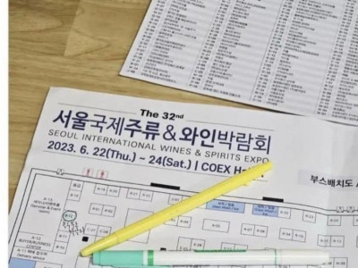 무슨 공부를 그렇게 열심히 하니~?.jpg