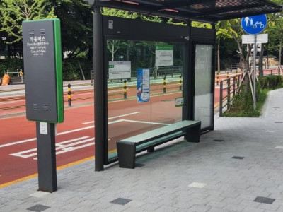 어딘가 아주 많이 이상한 버스 정류장
