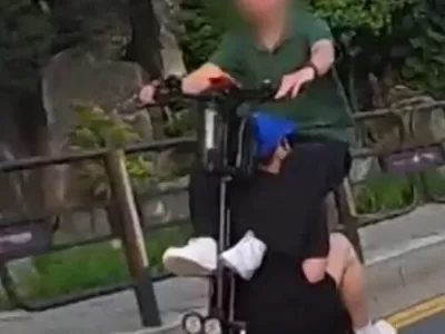 충격적인 킥보드 둘이서 타는 방법 ㄷㄷ.JPG