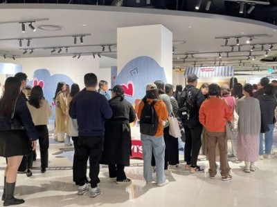 6만원 인형사러 새벽 2시 오픈런…잘파 잡으려 '키링' 손잡는 유통업계