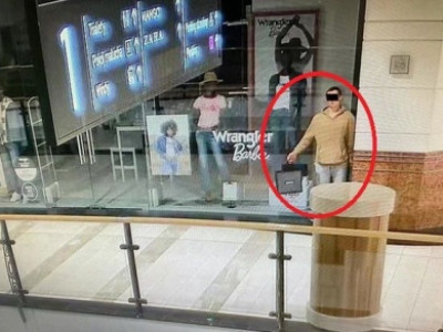 마네킹인 척 '얼음'…쇼핑몰 문 닫자 보석 훔쳐