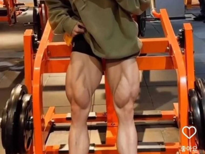 하체운동에 몰빵한 헬스녀.jpg