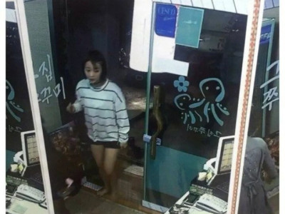 한 식당의 걸그룹 방문 인증.jpg