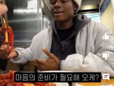 육회 처음 먹어보는 외국인.jpg