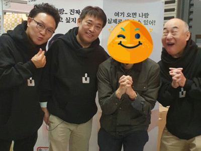 현역 av배우들과 사진 찍은 엠팍 아재