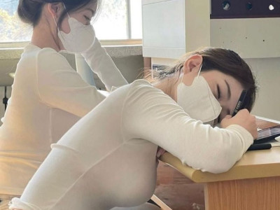 수업중 잠들어버린 처자ㄷㄷ.jpg