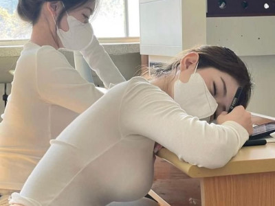 ㅇㅎ) 수업중에 자는 여학생.jpg