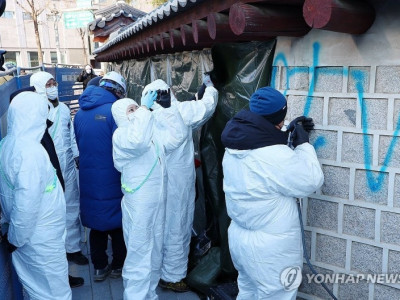 한파에 빠른 작업이 관건…'낙서' 경복궁 담장 복원에 20명 투입