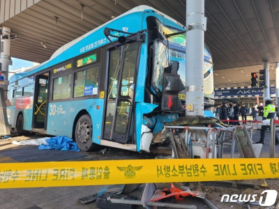 수원역 환승센터서 버스가 인도 돌진…1명 사망·15명 부상