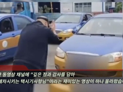 친구이자 전우를 떠나보내며 슬퍼하는 중국인.jpg