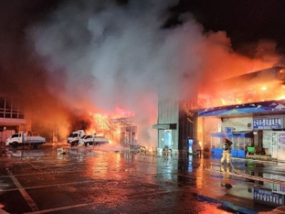 '서천특화시장 화재' 9시간만에 완진…점포 227개 전소돼