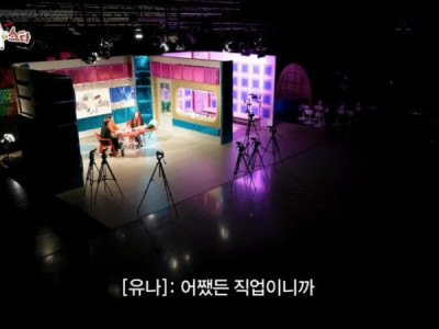 유나 괜히 팔도 한 번 올리고.jpg