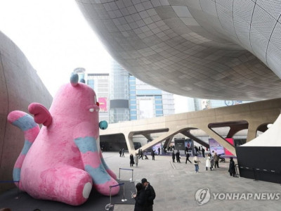 DDP에 설치된 서울시 새로운 해치 캐릭터