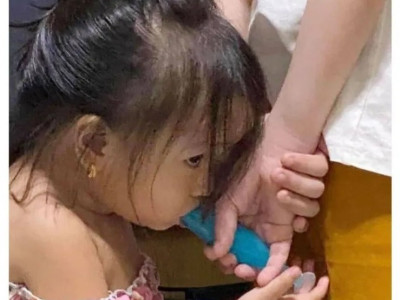 혼나는 와중에 오빠뒤에 숨은 여동생.jpg
